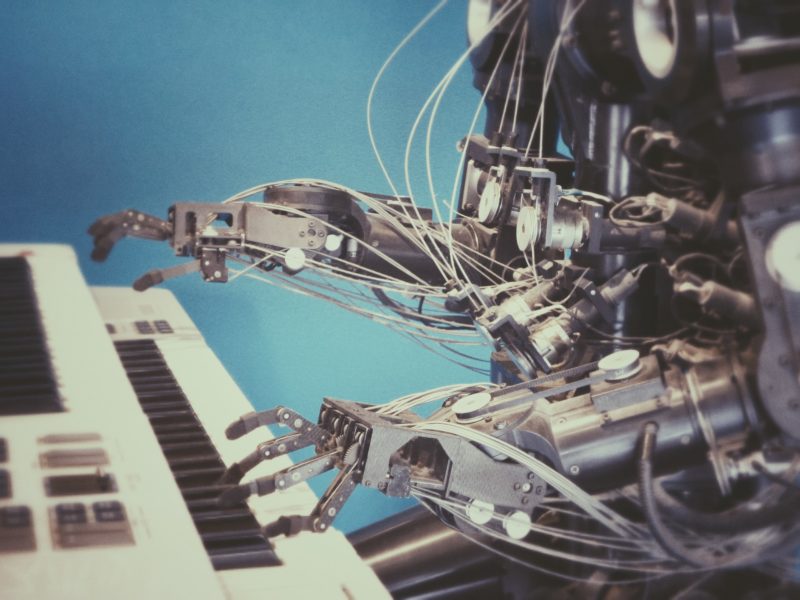 robot gra na pianinie