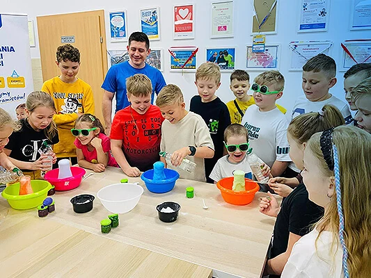 Wspólne eksperymenty z instruktorem.