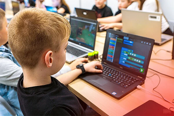 Programowanie podczas zajęć komputerowych.