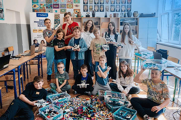 Grupa uczestników z konstrukcjami LEGO.