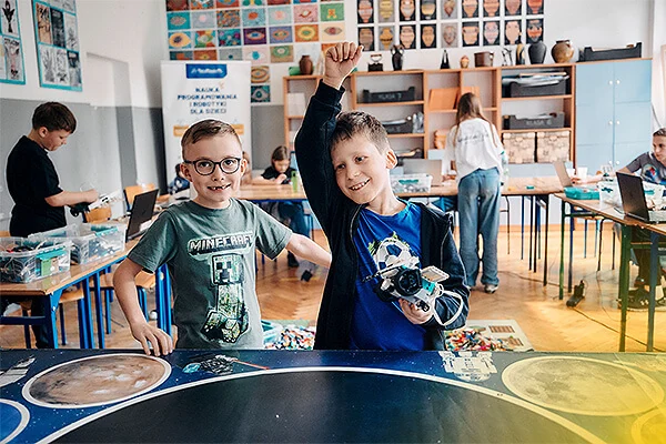 Dzieci podczas zawodów robotów.